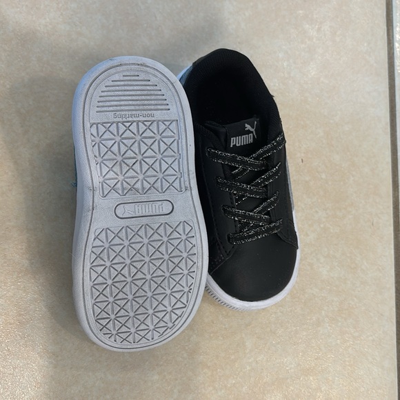 PUMA Vikky V3 Sneaker. Worn once. - Picture 3 of 3